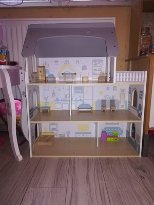 Elbląg Witam sprzedam Drewniany domek dla Lalek plus parę mebli. Domek ma 4 miesiące więc jest praktycznie nowy.