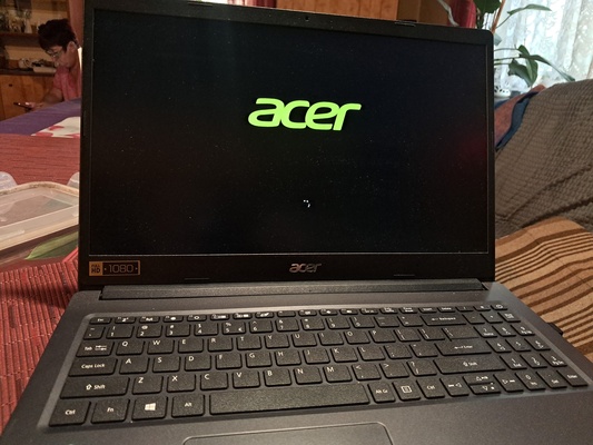 Elbląg Sprzedam nie używanego laptopa Acer. Mam go 3 lata ale pracował może  dzień (nie był potrzebny )Resztę