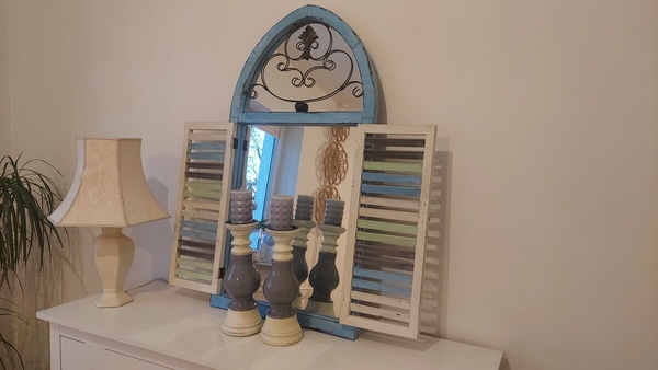 Elbląg Kwietnik retro
Krzesla
Szafka retro oszklona
Fotel unikalny
Lustro z OKIENNICAMI
Stolik