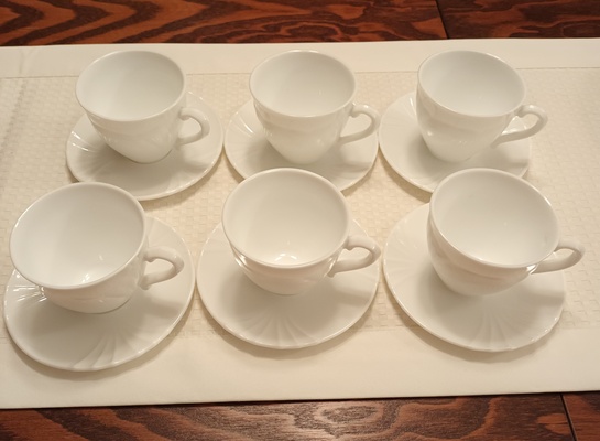 Elbląg Sześć filiżanek z talerzykami.