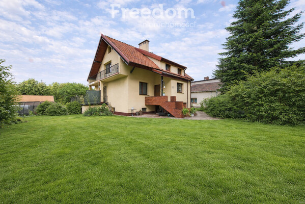 Elbląg FREEDOM NIERUCHOMOŚCISprzedam dom - Frombork, Elbląska.&nbsp;LokalizacjaDom usytuowany jest w cichej, spokojnej