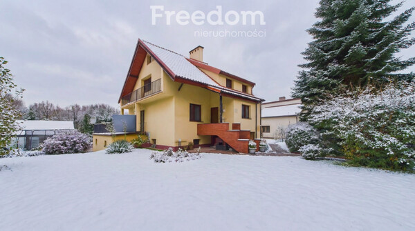 Elbląg FREEDOM NIERUCHOMOŚCISprzedam dom - Frombork, Elbląska.&nbsp;LokalizacjaDom usytuowany jest w cichej, spokojnej