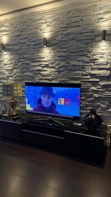 Elbląg 1.Stylowy szafka RTV z przeszklonym ciemnym blatem. Idealna do przechowywania sprzętu elektronicznego lub