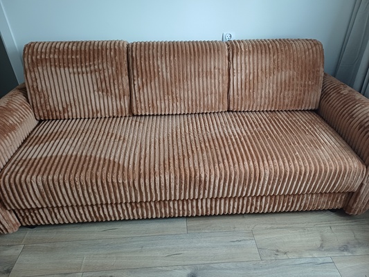 Elbląg SPRZEDAM NOWĄ SOFĘ, długość z oparciami 230 cm, szerokość zlożonej sofy 100 cm, wysokość 90 cm, powierzchnia