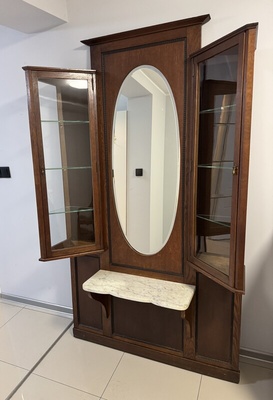 Elbląg Lustro ze szklanymi gablotami