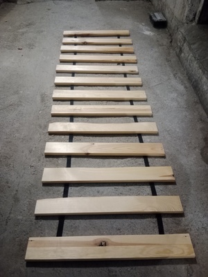 Elbląg Sprzedam stelaż do łóżka. Wymiary: długość 190 cm x szerokość 60 cm x grubość 2 cm. Stan widoczny na zdjęciach.