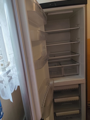 Elbląg Sprzedam w pełni działającą lodówkę Indesit. Odbiór i transport we własnym zakresie. Wysokość 188 cm, szerokość