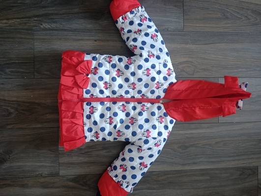 Elbląg Sprzedam kurtkę na zimę dla dziewczynki z motywem Myszki Minnie. Stan bardzo dobry jedynie małe zaciągnięcie na