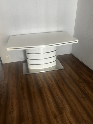 Elbląg Sprzedam stół, wysoki połysk.140 cm długości po rozłożeniu około 2 metry.