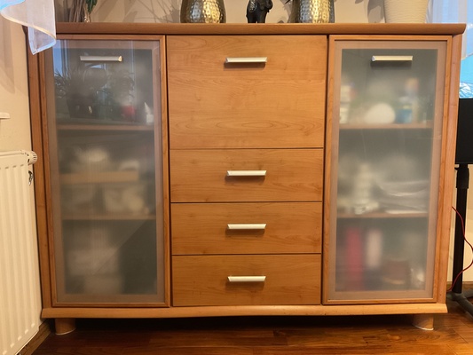 Elbląg Sprzedam komodę BRW SYRIUSZ z przeszklonymi drzwiami. O wymiarach wys.120 cm, szer.160,5 cm i głę.41,5 cm.