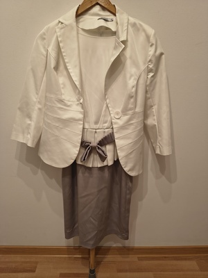 Elbląg Komplet idealny na komunię. 
Sukienka z baskinką, góra w kolorze ecru, dół i pasek cappuccino, firmy Parisse,