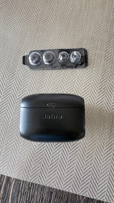 Elbląg Witam mam na sprzedaż słuchawki dokanałowe JBL ELITE 6 w bardzo dobrym stanie plus dwa komplety nie używanych
