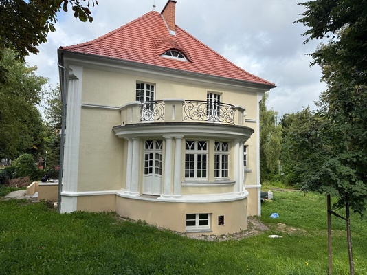 Elbląg BIURO NIERUCHOMOŚCISZULC& SZULCWynajmę budynek w Elblągu ul. Królewiecka. Parter to pow.116m2,piętro to