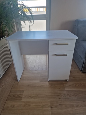 Elbląg Biurko białe  długość 90 cm, szerokość 55 cm, wysokość 80 cm. Stan bardzo dobry.