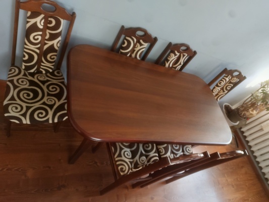 Elbląg Sprzedam 
Drewniany stół + 6 krzeseł 
Stół ma wymiary 150x80 
Po rozłożeniu 200x80
Solidna konstrukcja zapewni