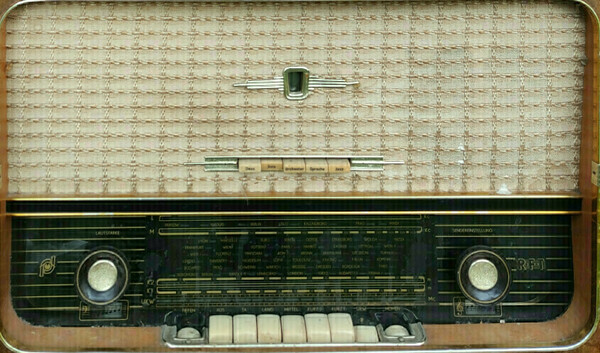 Elbląg Stare radio z gramofonem (gramofon niekompletny) z 1959 r. STASSFURT. Radio działa, pasmo UKF oryginalne. Ślady