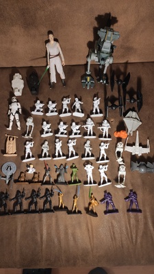 Elbląg Sprzedam zestaw figurek ze świata Star Wars widoczny na zdjęciu. Zabawki są używane, w bardzo dobrym stanie