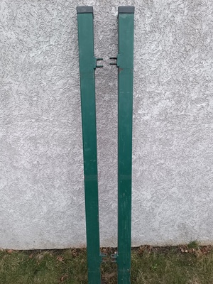 Elbląg Dwa słupki z rury kwadratowej 8/8 cm grubość ścianki 4 mm do zawieszenia bramy ogrodzeniowej w kolorze ciemnej