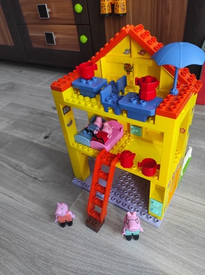 Elbląg Sprzedam domek świnki Peppy z ogrodem stan bdb