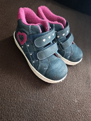 Elbląg Sprzedam buty dla dziewczynki rozmiar 25.Jesienne oraz śniegowce. Stan bardzo dobry. Cena za jedną pare 15zl.