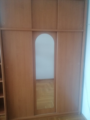 Elbląg ODDAM meble za darmo: 3 słupki wolnostojące z półkami (1 z drzwiczkami) I DUŻĄ szafę z przesuwnymi drzwiami