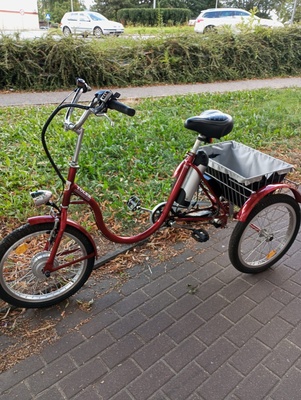 Elbląg Sprzedam rower trój kołowy z silnikiem elektrycznym. Rower posiada przerzutki w tylnej piaście. Silnik