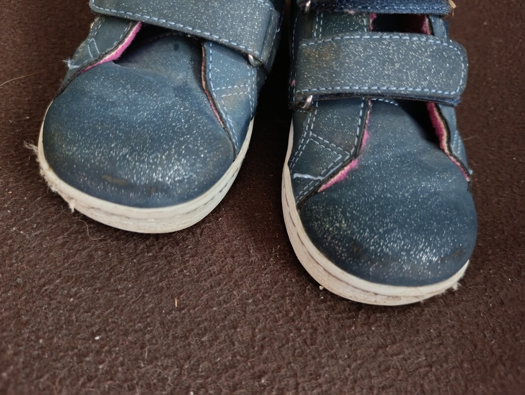 Elbląg Sprzedam buty dla dziewczynki rozmiar 25.Jesienne oraz  śniegowce. Stan bardzo dobry. Cena za jedną pare 15zl.