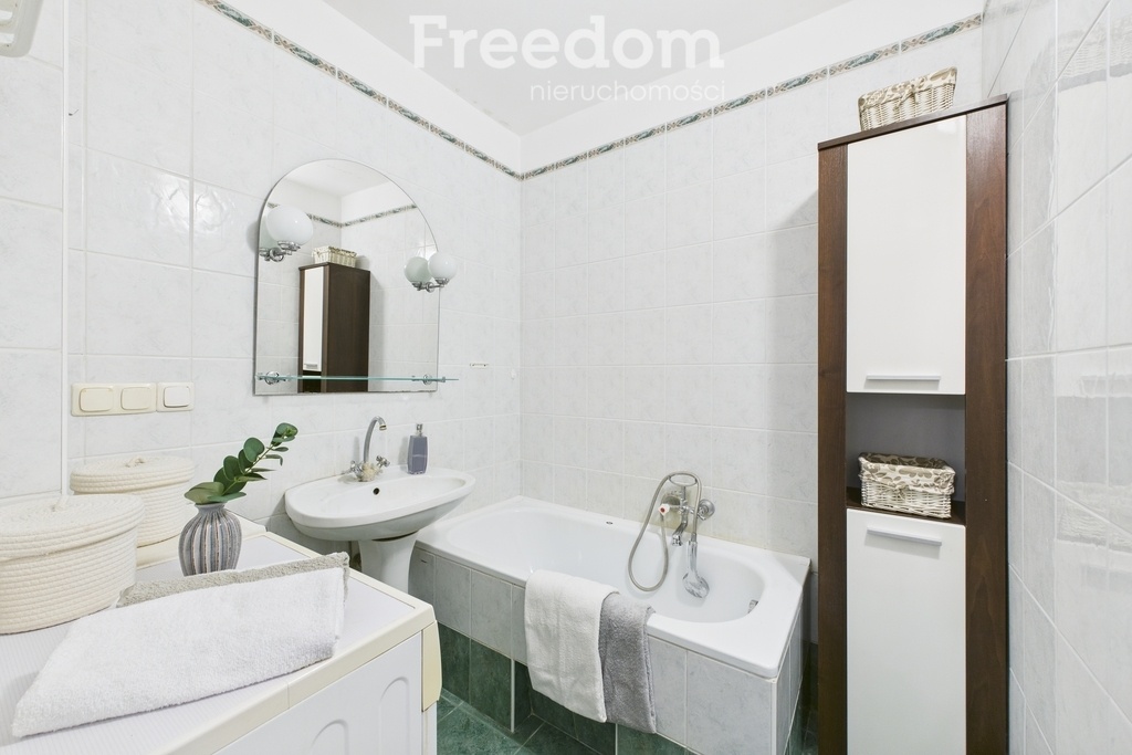 Elbląg FREEDOM NIERUCHOMOŚCISprzedam mieszkanie - Elbląg, Fromborska. Na sprzedaż ustawne mieszkanie 3-pokojowe o