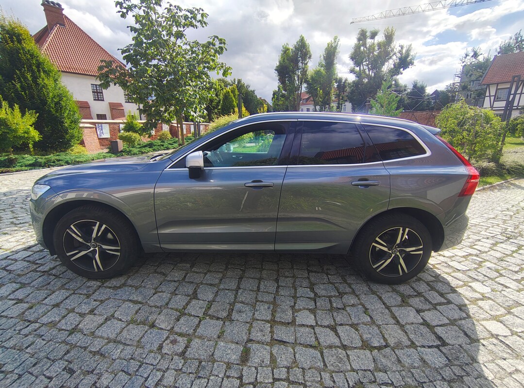 Elbląg Sprzedam Volvo XC60 II generacji z 2018 roku w wersji R-Design. Kolor szarym metalik. Wersja R-Design z