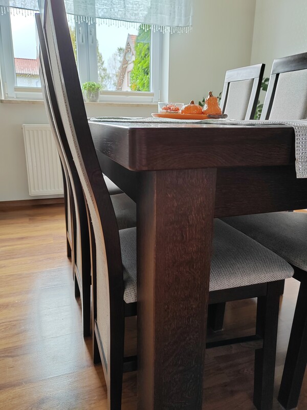 Elbląg Stół drewniany rozkładany 160/90  z 6     krzesłami. Stół posiada 2 wkładki 40 cm, dzięki nim może mieć długość