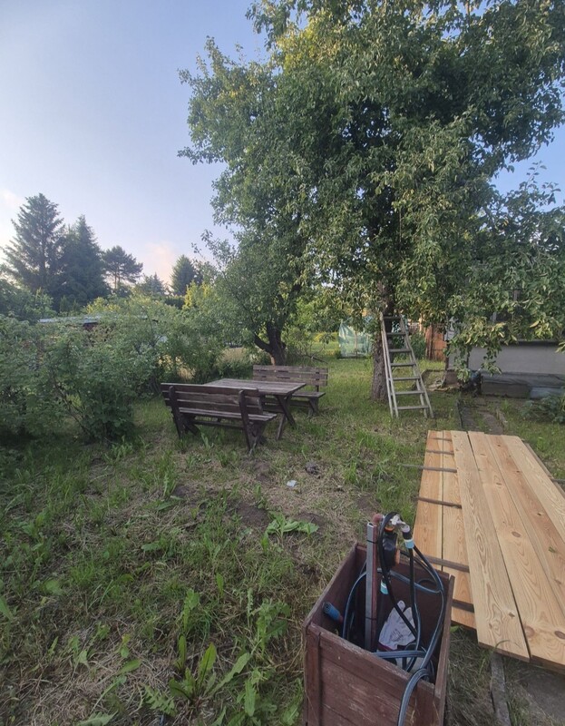 Elbląg Działka Skowronek przy ul. Okrężnej, ogrodzona 321m2,prąd i woda. Wyposażenie: lodówka, folia 2-letnia,