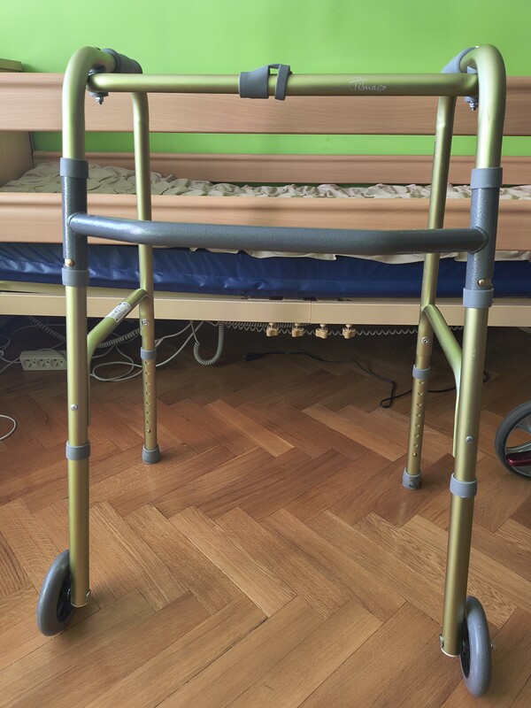 Elbląg Sprzedam łóżko rehabilitacyjne wraz z materacem. Łózko elektryczne, zakupione w styczniu tego roku, na gwarancji.
