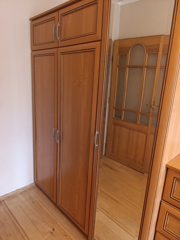 Elbląg Oddam szafę z lustrem 150 cm oraz komodę z 4 szufladami. Kolor olcha.