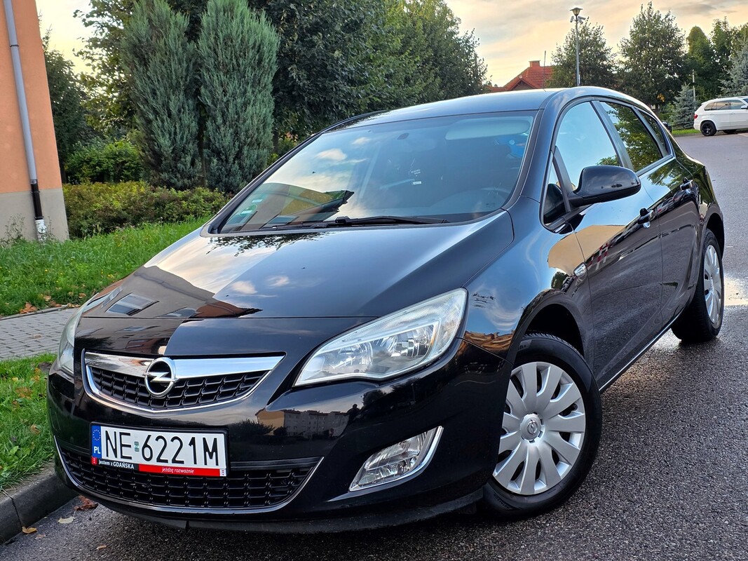 Elbląg Opel astra 1.4 benzynkaGrzana kierownica/fotele czujniki parkowania KlimatyzacjaZAREJESTROWANY2012