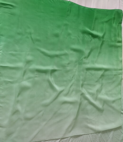 Elbląg Sprzedam chustki/apaszki z jedwabiu ręcznie malowane. Rozmiar 90x86 cm. Cena za sztukę 80 zł. do negocjacji.