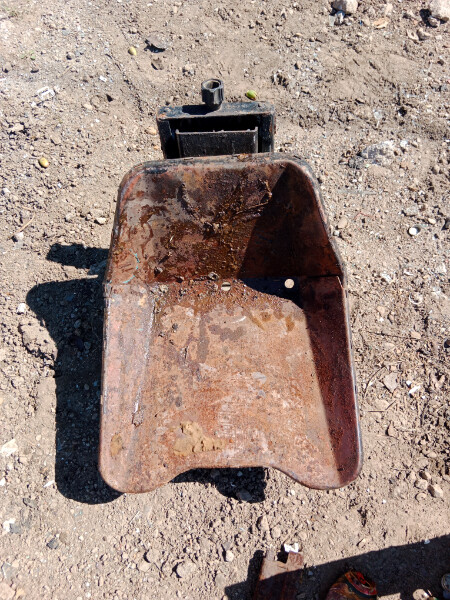 Elbląg Sprzedam siedzenie od traktora z czasów PRL. Stan widoczny na zdjęciach. Siedzenie do traktora waga 15,5 kg,