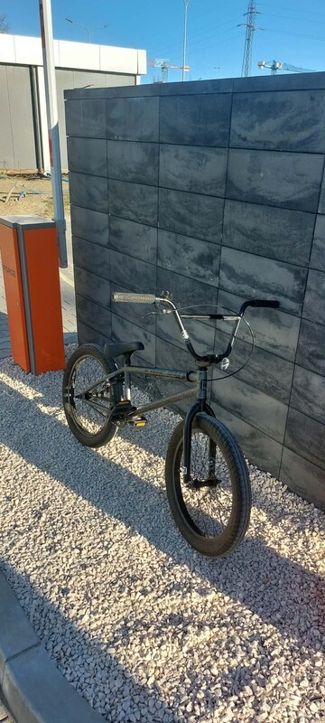Elbląg Sprzedam rower BMX Kink Curb z 2022 roku w kolorze Matte Brushed Silver. Rower w bardzo dobrym stanie, gotowy do