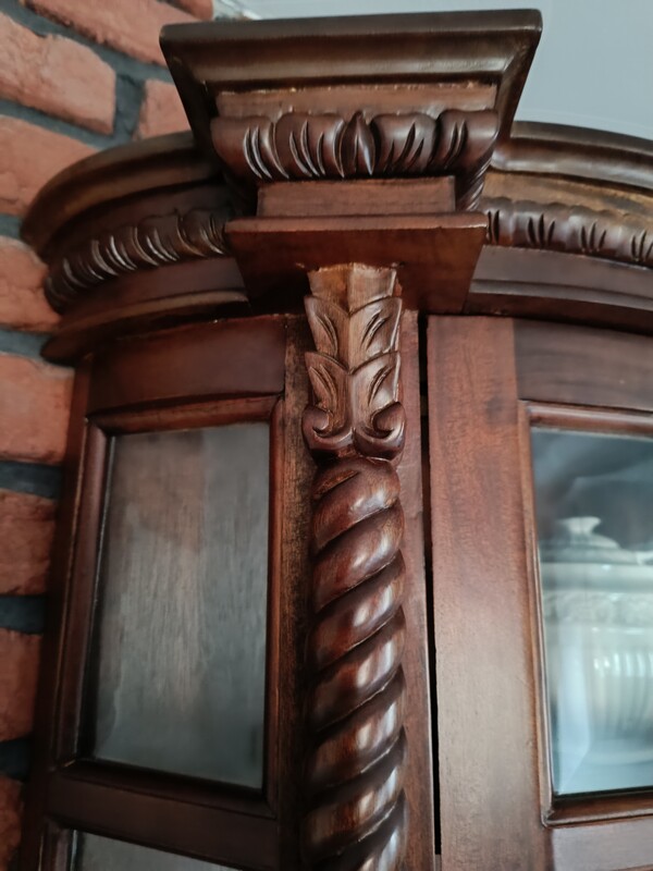 Elbląg Sprzedam witrynkę wiszącą w stylu kolonialnym, kolor orzech, wymiary wys. 69cm x szer. 68cm. Odbiór w Elblągu.