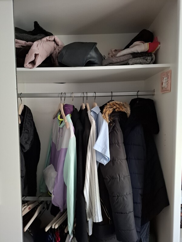 Elbląg Nowoczesna, biała szafa z kolekcji Agata Meble. Posiada dwie przesuwne drzwi, które zapewniają wygodny dostęp