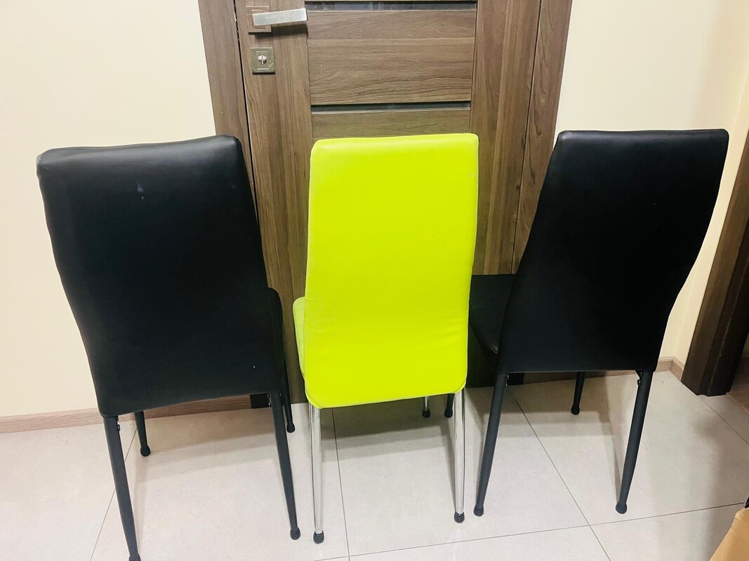 Elbląg Sprzedam 3 krzesła ekoskóra. Stan widoczny na zdjęciach, wg mnie dobry/bardzo dobry.