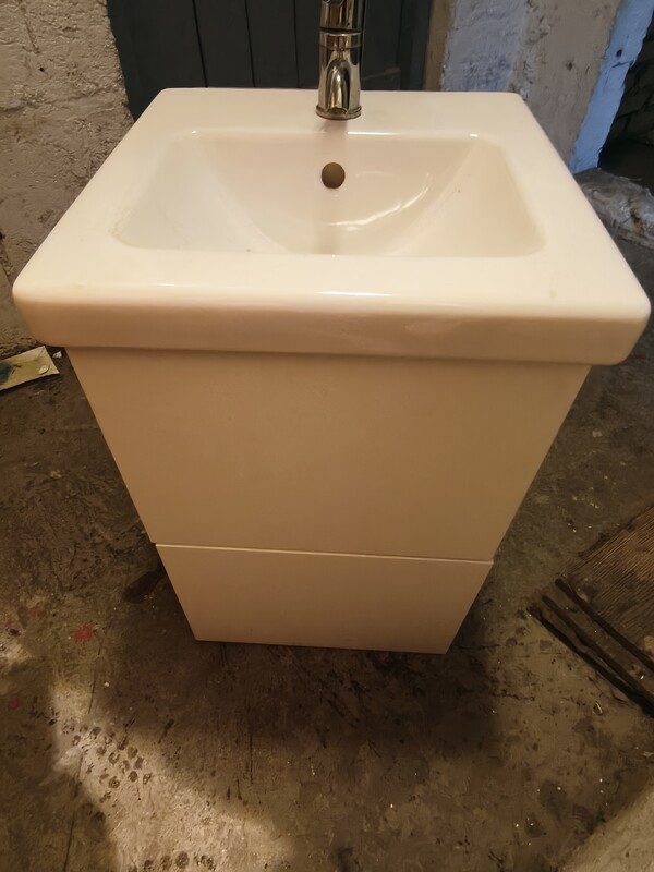 Elbląg Oddam za darmo lampy jak na zdjęciach. Drzwi -80,szafka wisząca 40 x 68- jak na zdjęciach. Możliwe odbiór