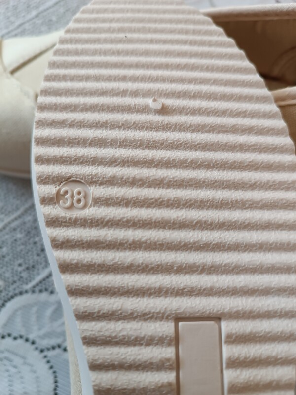 Elbląg Sprzedam nowe płócienne buty damskie, wygodne w rozmiarze 38.Buty warte zakupu.