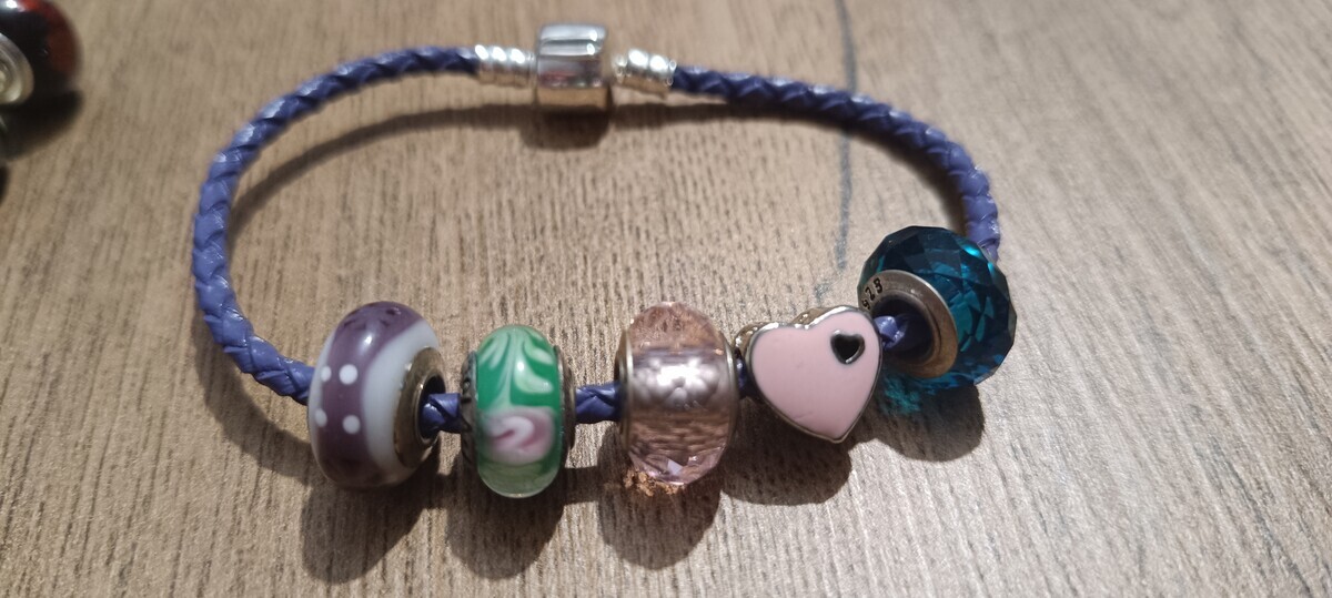 Elbląg Zestaw bransoletek z charmsami, stan wzorowy jak nowe, część srebrna. Doskonałe na prezent.