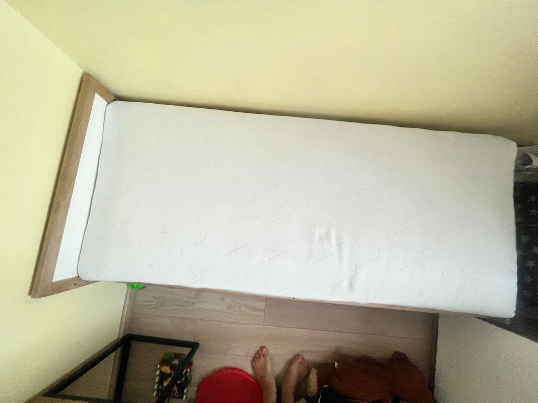 Elbląg Sprzedam łóżko dziecięce wraz z materacem wysokiej jakości (kieszeniowy, na sprężynach). Stan oceniam na bardzo