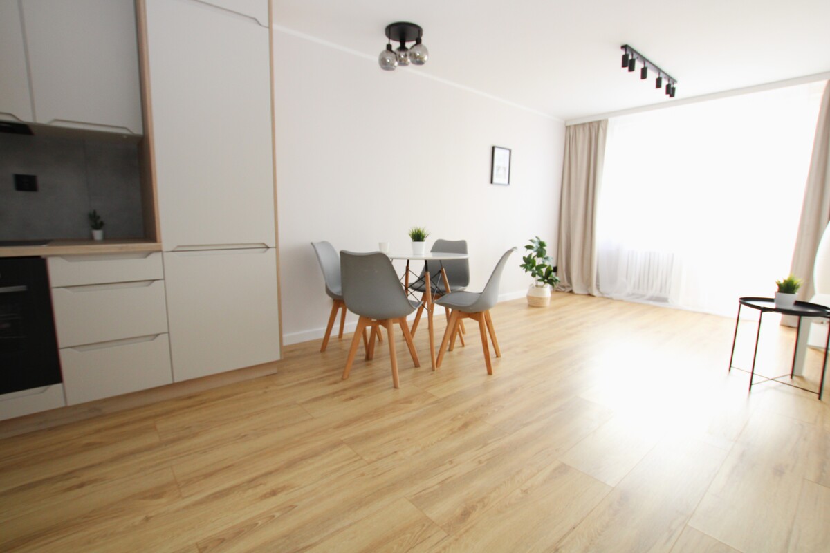 Elbląg NIERUCHOMOŚCI ANNA KRASZEWSKA 2-pokojowe mieszkanie po generalnym remoncie ul. Nowowiejska