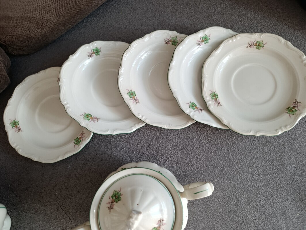 Elbląg Sprzedam zestaw kawowy Wałbrzych. Dzbanek, 5 talerzyków, 6 filiżanek oraz cukiernica. Stan bardzo dobry jedynie