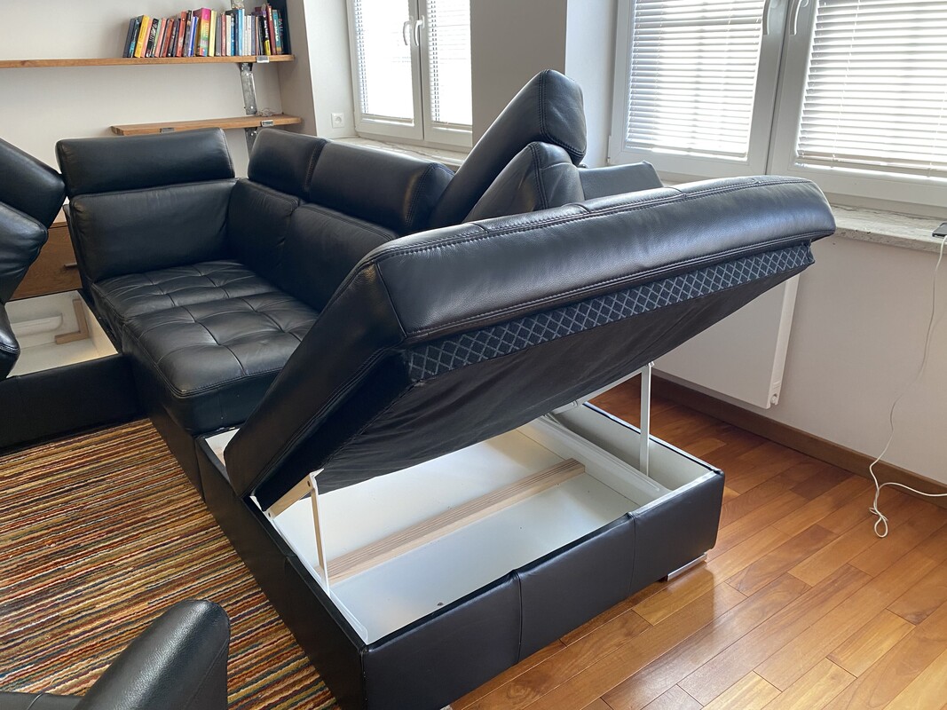 Elbląg Skórzany narożnik, czarny, w bardzo dobrym stanie. Wygodny i elegancki zestaw do salonu lub biura. Cena