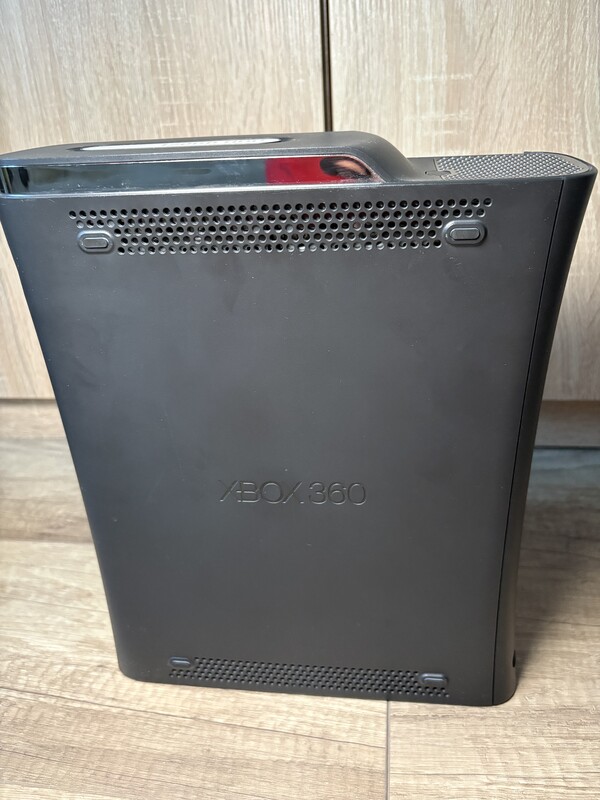 Elbląg Konsola Xbox 360 Sprzedam w pełni sprawną konsolę Xbox 360 w bardzo dobrym stanie, w zestawie z kablami i