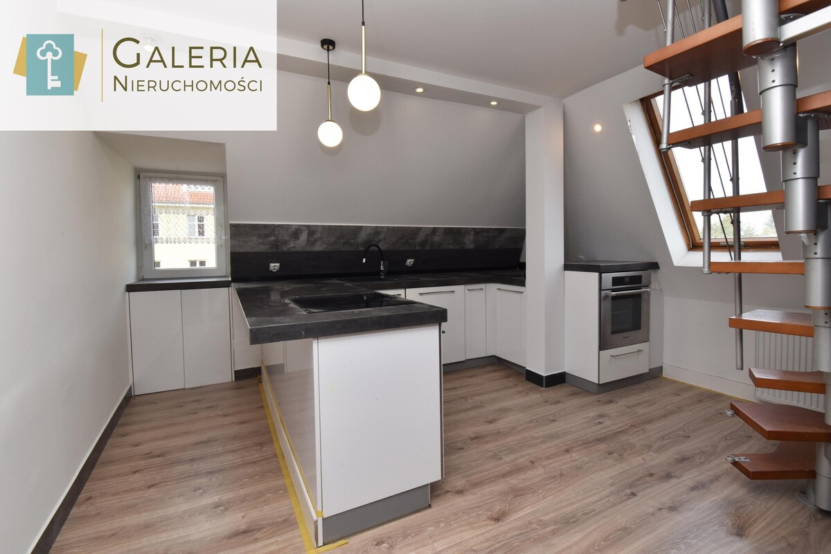 Elbląg GALERIA NIERUCHOMOŚCIZ pasji i miłości do nieruchomościNa sprzedaż: Dwupoziomowe mieszkanie z balkonem i