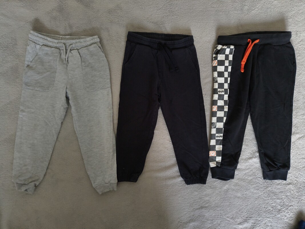 Elbląg Sprzedam spodnie chłopięce rozmiar 104,zestaw składa się z 19 sztuk. Spodnie noszone przez jedno dziecko, stan